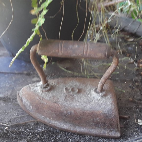 American Vintage iron Other - American Vintage  Iron..